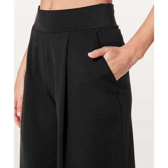 Lululemon Can You Feel The Pleat Wide Leg Crop 21" in Black Size 6 - Picture 4 of 9